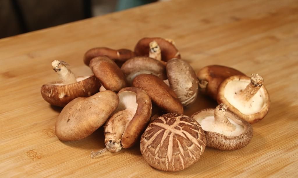 肥厚|买香菇时,挑大的还是小的好?老菜农:牢记这5点,就不会买错了