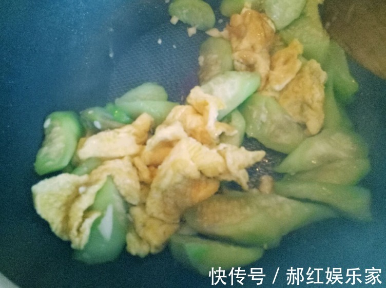 炒丝瓜，第1步不是先放油！大厨教你1招，翠绿不发黑，鲜嫩不出水