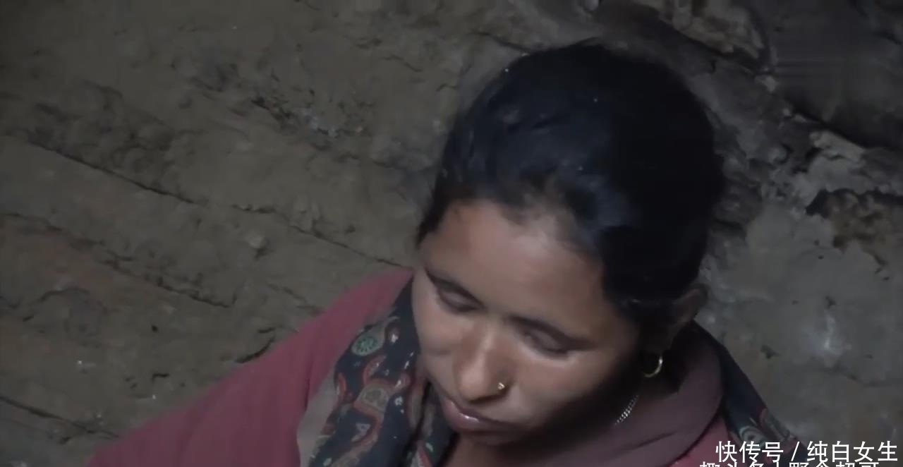 尼泊尔山区穷人的生活，只炒一个青菜，大人吃玉米糊小孩吃大米饭