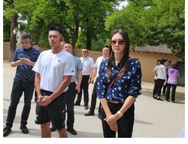 赵雅淇|林丹一家六口出游,夫妻俩表情淡漠保持距离,感情状况再遭质疑