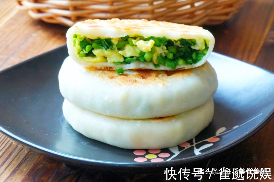 韭菜鸡蛋馅饼|家常美食推荐韭菜素馅饼，皮薄馅多，酥脆香甜