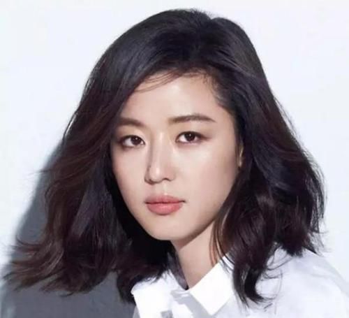 波波头|圆脸女孩一定要拒绝中分，显脸大还俗气，这几款发型才适合你