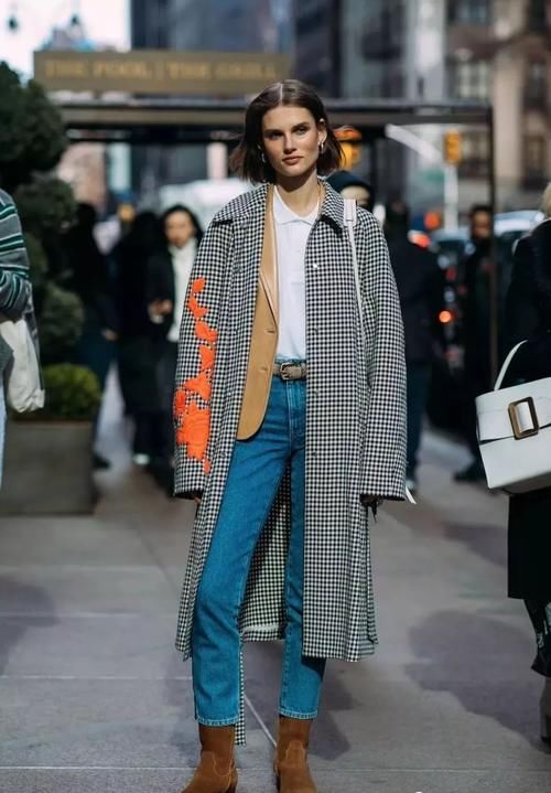 女人就要活得漂亮！多穿“大衣＋烟管裤”，把日子过成生活