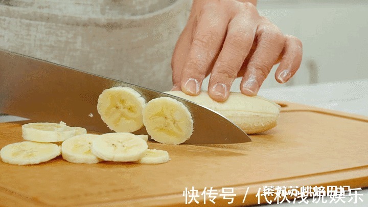 温开水|1个香蕉,1碗芝士,绵软拉丝的香蕉芝士饼就出炉啦
