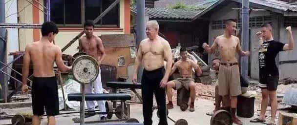 健身|74岁大爷坚持健身40年, 练就一身强壮肌肉, 开班教学只收1块钱