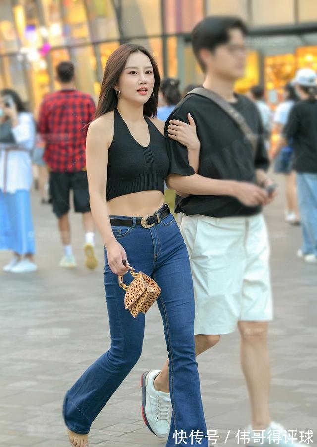搭配|直筒牛仔裤，穿出超模的范，清爽靓丽又显美的气息