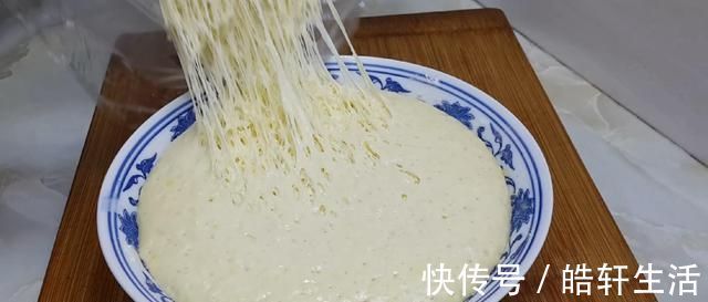 以后面粉就这样做，撒1把葱花，比鸡蛋饼还好吃，学会自己当老板