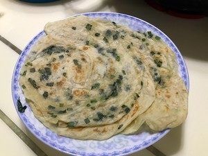 葱油饼|用这个方法做的葱油饼太香了,一口气吃3张,外酥内软,葱香扑鼻