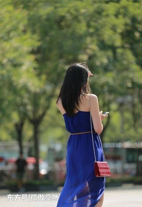 显得|小姐姐吊带裙大方秀出香肩锁骨,使得造型显得清爽又不失女人味