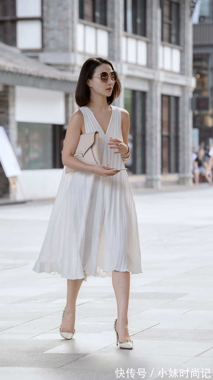 街拍|成都街拍,单排扣牛仔短裙搭配白色T恤,时髦与魅力并存!