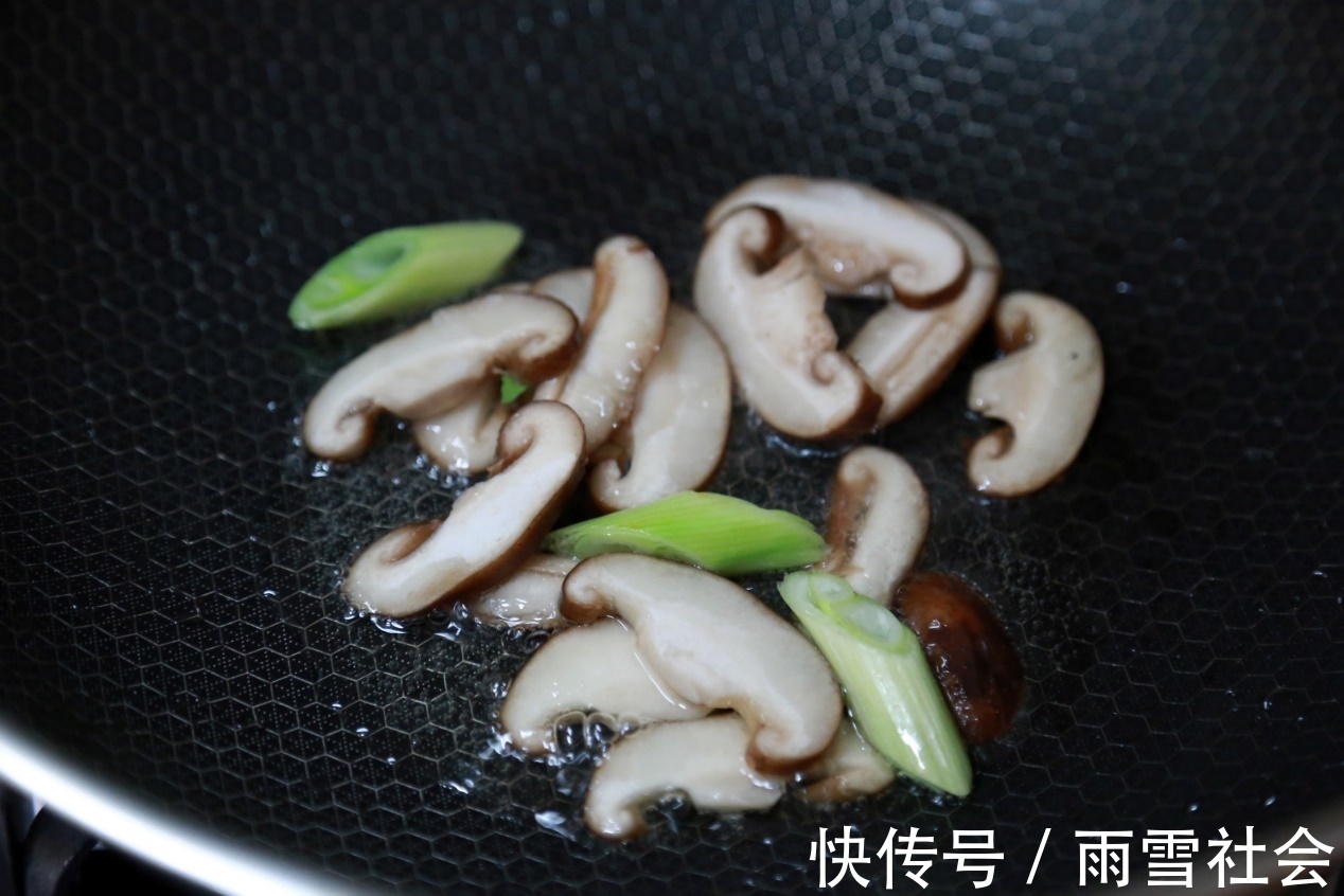 木耳|清血养胃的香菇木耳白菜豆腐汤,美味可口,营养健康
