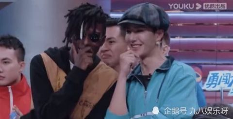 王一博|《街舞4》:王一博喜提布布!粉丝笑他:怕不是脚底有弹簧