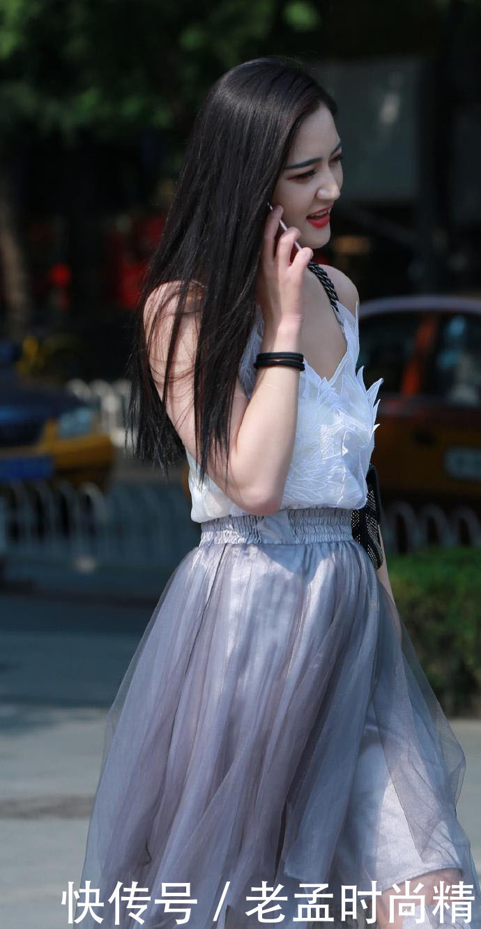 半身裙|街拍:这件半身裙设计特点, 采用三层布料, 会不会太闷热了