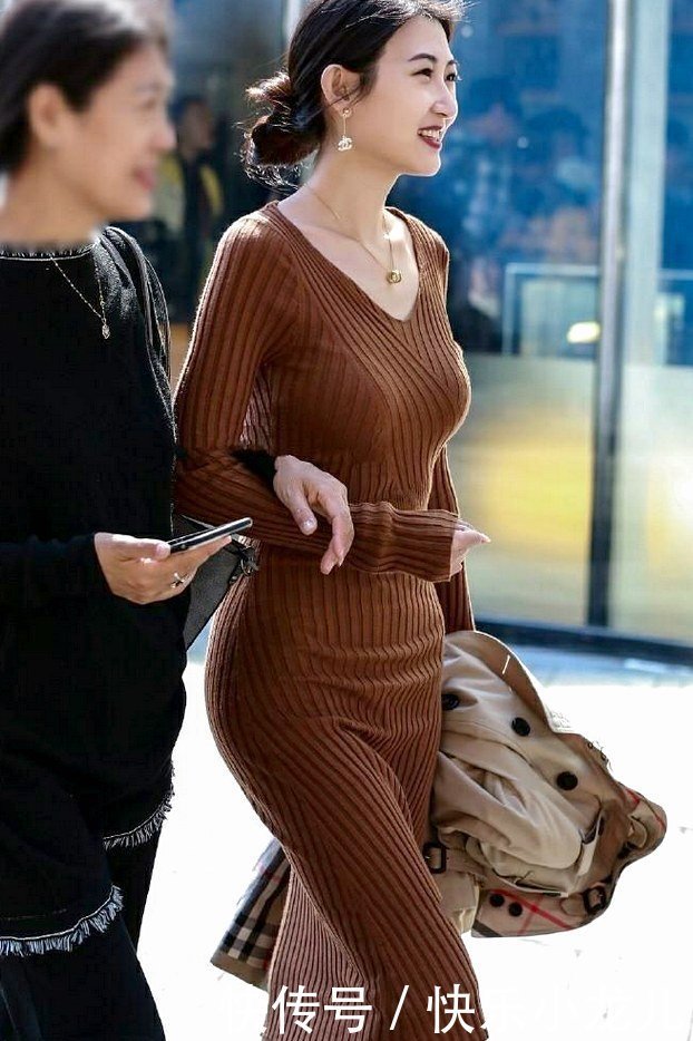 时髦|美女笑起来有一双好看的月牙眼,半身裙时髦又修身!