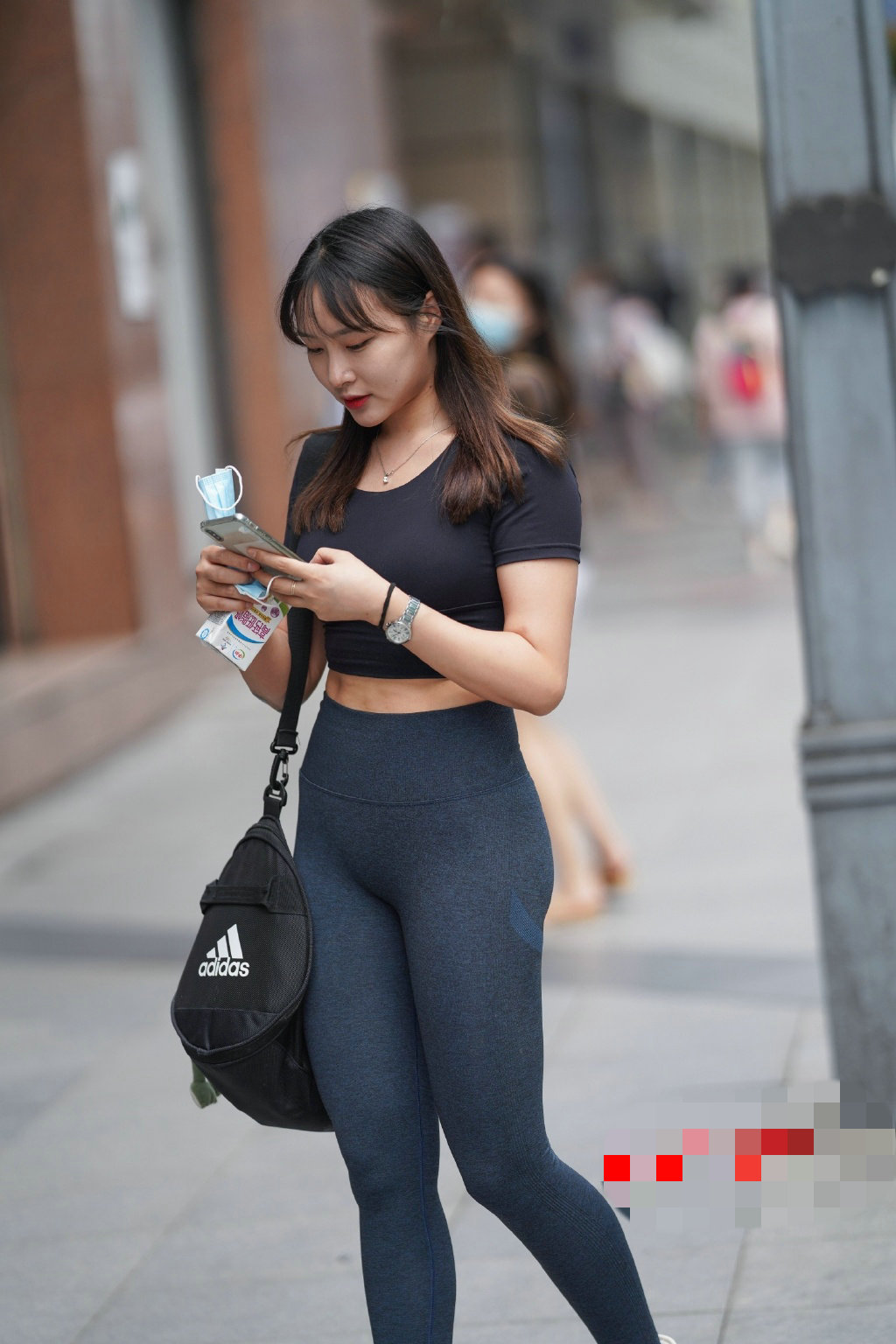 体恤|牛仔短裤青春活力, 搭配白色体恤简约又温柔的感觉就出来, 很漂亮