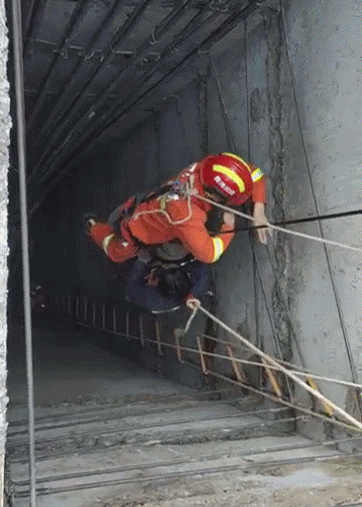 一工人|四川宜宾一工人被困30米深井 消防员紧急施救