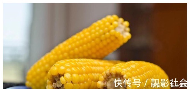 凉水|煮玉米，应该去皮煮还是带皮煮学会这样做，香甜好吃又有营养！