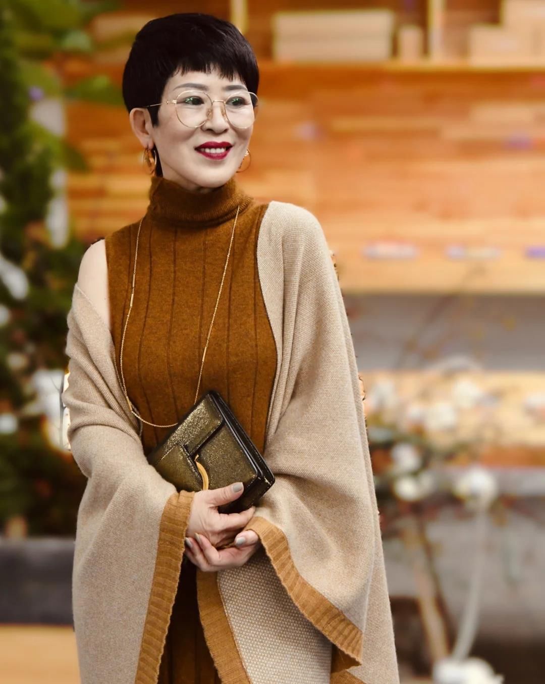 开春了，60多岁的女人怎么穿？九分裤和针织衫，时髦优雅有女人味