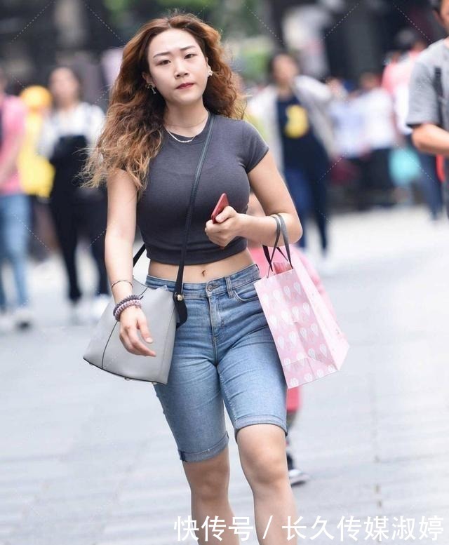 褐色|褐色单肩毛衣搭配黑色中筒靴，保暖个性，时尚感十足