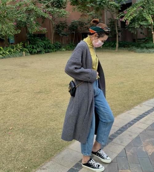 “九分裤+打底衫”,这才是早春正确穿搭方式,轻熟风十足