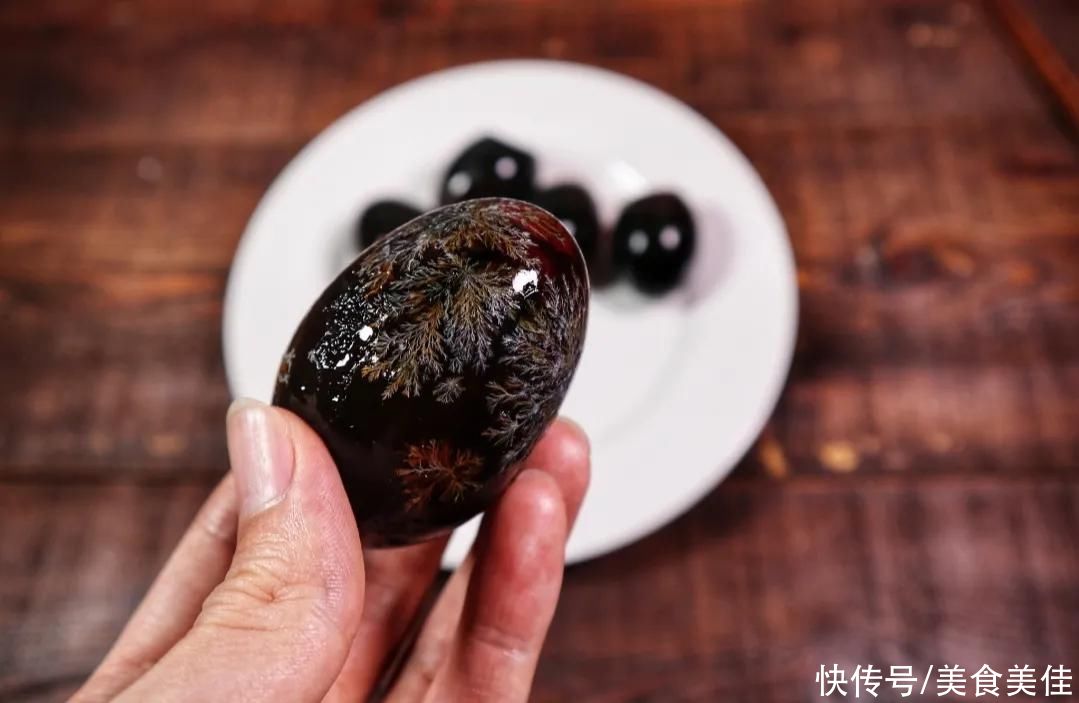  会变戏法的“松花皮蛋”，直接下刀就错了，大厨这样切才不沾刀