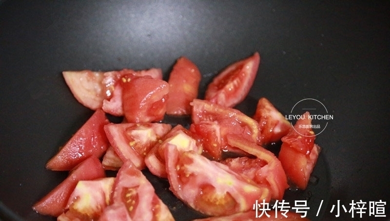 西红柿炒鸡蛋新做法，没放一滴油，用水炒蛋，口感滑嫩，热量更低