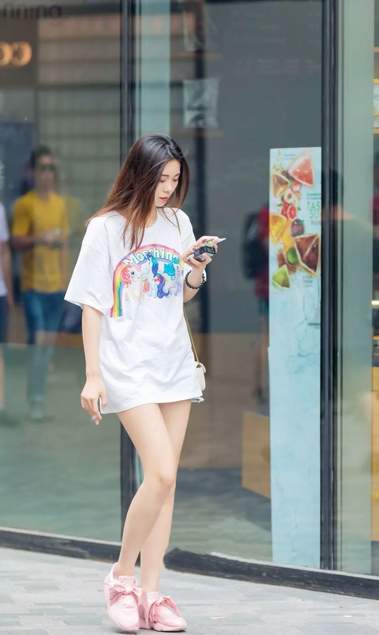 街拍：青春甜美的时尚小姐姐，淡红色的连衣裙轻盈娇俏