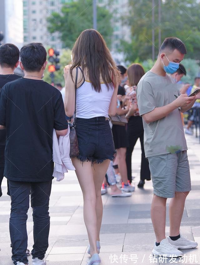 背心|背心牛仔裤搭配超可爱高跟鞋,甜美清纯,休闲舒适