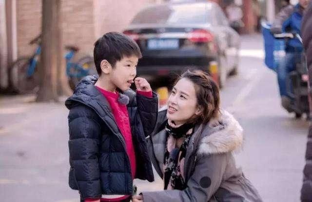 安全意识|宝妈穿露肩装外出买饮料,宝宝不满不停上拉,真是“操碎了心”