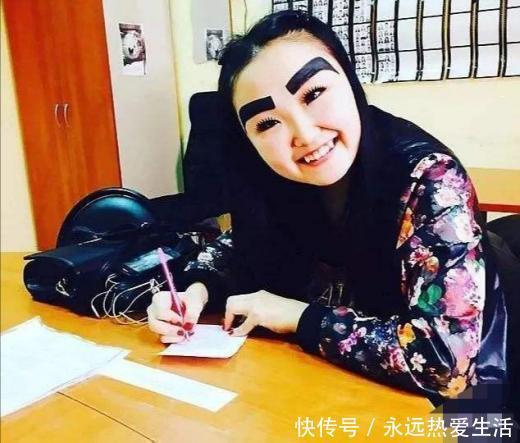 多年前迷恋上“粗眉”的女孩，宽度占满大半个额头，如今怎么样了
