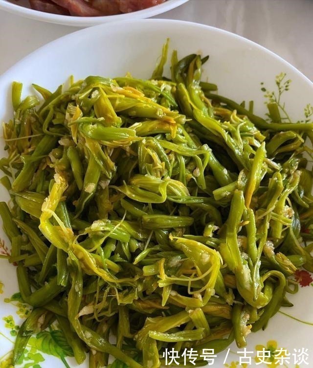 吃饺子|岳云鹏晒午餐，一桌子下酒菜和饺子，获7万多赞，网友真接地气