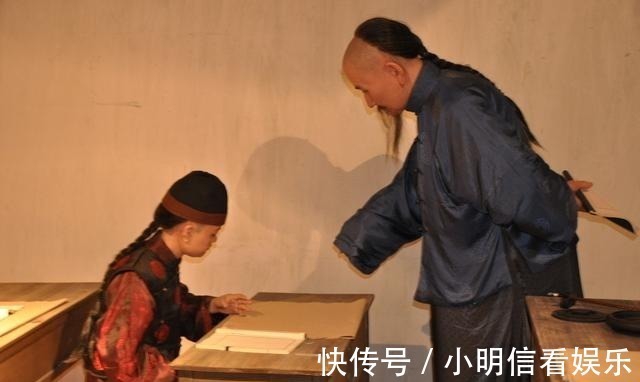 私塾先生&老父亲一上联:“袖中笼花,小子暗藏春色”,下联堪称千古绝对