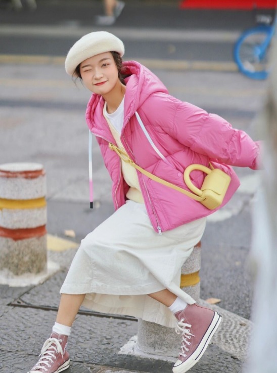 芭比 讲真,羽绒服穿这3种颜色太美了,时髦又保暖,适合黄黑皮