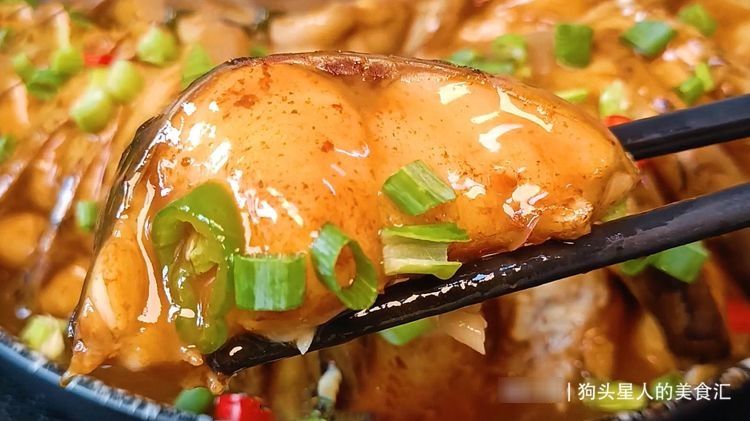 把一条鱼放进电饭锅里，不加一滴水，出锅太香了，肉嫩味道香
