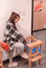 |搞笑GIF:妹子,我就想看看你怎么出来!