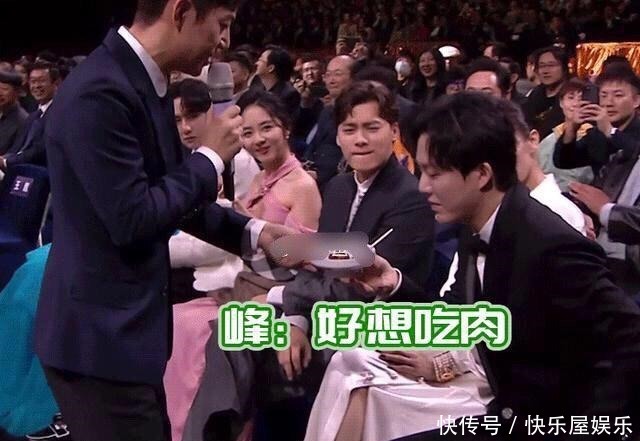 这一|何炅给嘉宾发吃的这一环节好有趣啊,明星们可以光明正大吃东西了