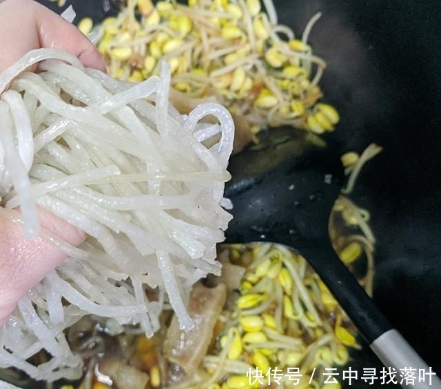 黄豆芽猪皮炖粉条，猪皮软糯、豆芽清香、粉条滑爽