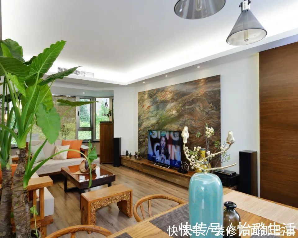 沙发背景墙|136平米的新房,现代与中式的融合,第一眼就爱上了沙发背景墙!