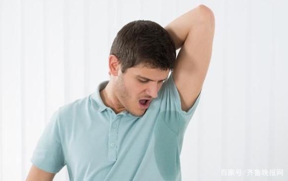 臭味|如何去除狐臭味?喷香水、除腋毛没用,你只需要“它”就够了