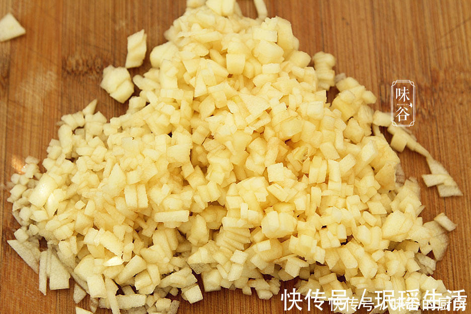 苹果丁|天冷,这水果加4个鸡蛋做早餐饼,软糯香甜有营养,一次4个不够吃