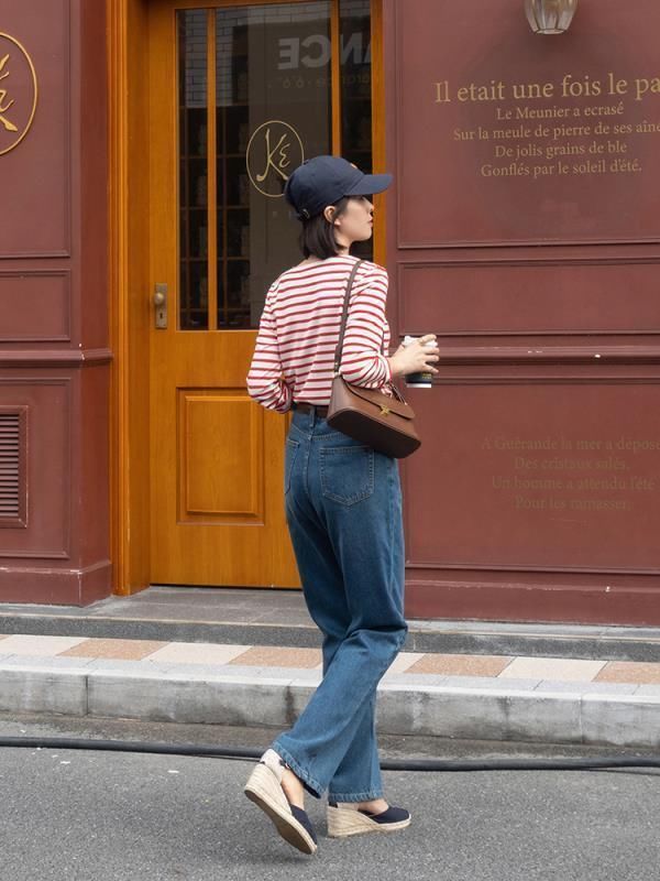 搭配|30岁到40岁怎么穿才减龄洋气？条纹衫搭配牛仔裤简约大气，超好看