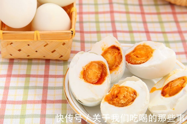 冒油|腌咸蛋时，牢记2料3技巧，无论鸡蛋鸭蛋，个个冒油起沙，软嫩咸香