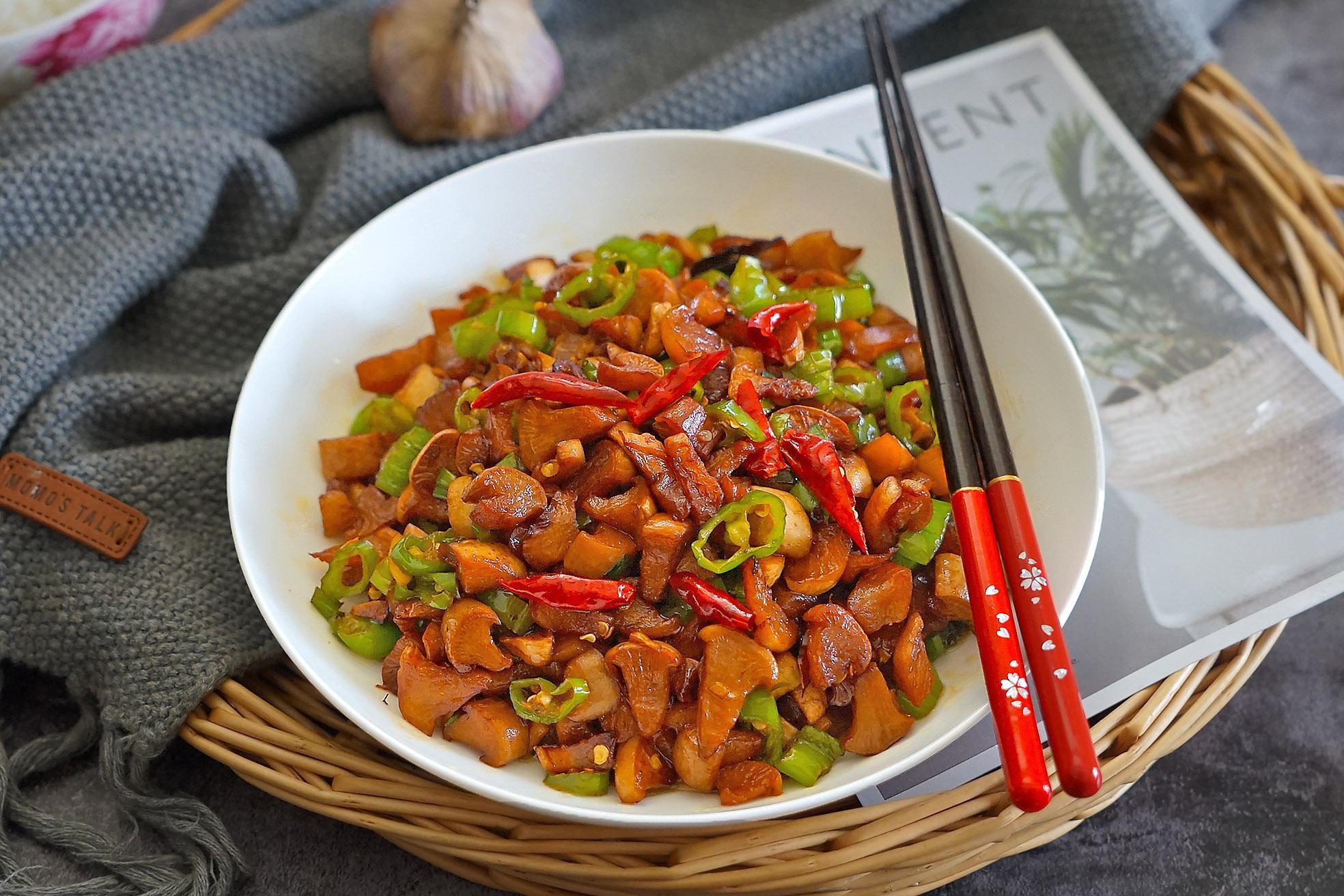 这种菜过去家家户户都有,配上辣椒炒一炒太下饭了,给肉都不换