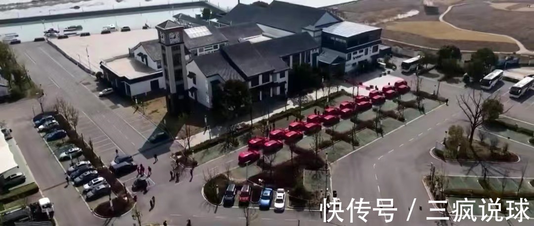 警车|排面!中国女足离开苏州,警车开道+20辆车送行+获赠百万国宾服饰