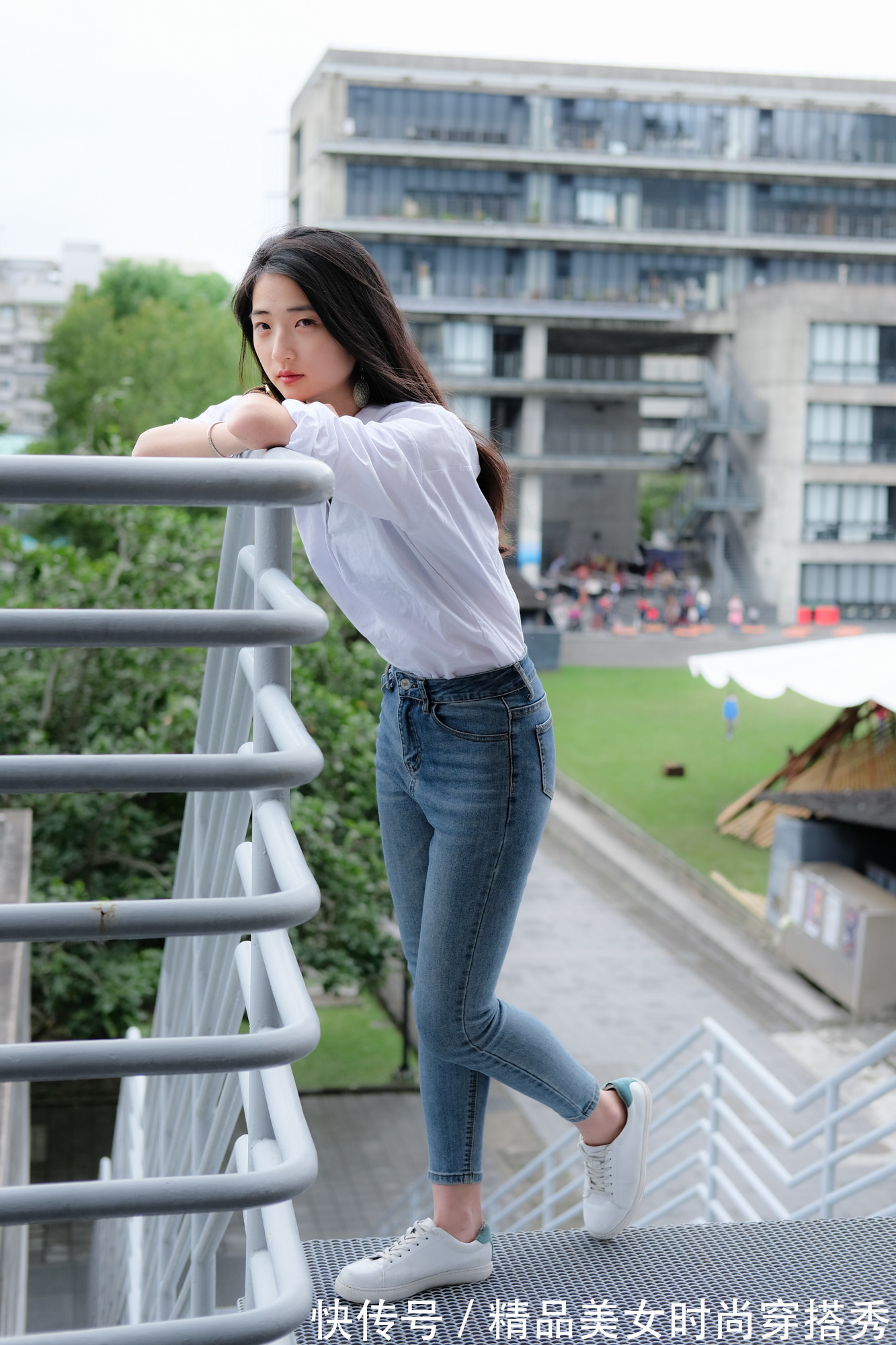 牛仔|白色衬衫下搭一条牛仔紧身裤,脚上一双小白鞋,舒适又休闲