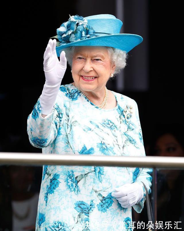 伍德农场|英女王酷爱开车真健朗!裹红牡丹衬衫雍容大气,绛紫色口红显严肃