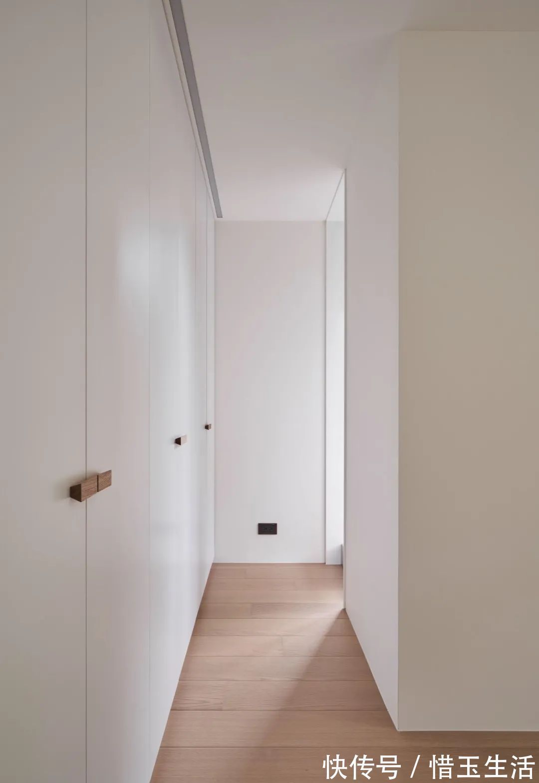 次卧床头墙|90㎡现代简约，开放式的客餐厨，取消沙发的设计，宽敞舒适大气