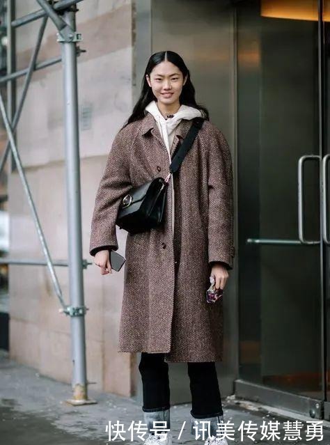 大衣里面穿什么?混搭风让你美爆2021早春