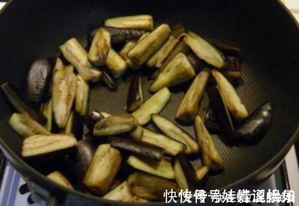 茄子炒软|炒茄子时,先放油就错了,饭店大厨教你1招,茄子不吸油还香嫩