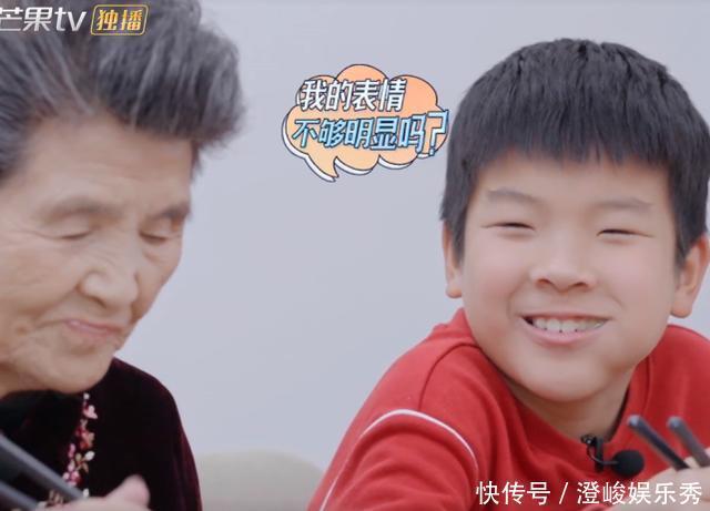 儿媳妇|黄圣依给婆婆洗澡,陈松伶跪地为婆婆穿鞋,孝顺背后是老公的差距